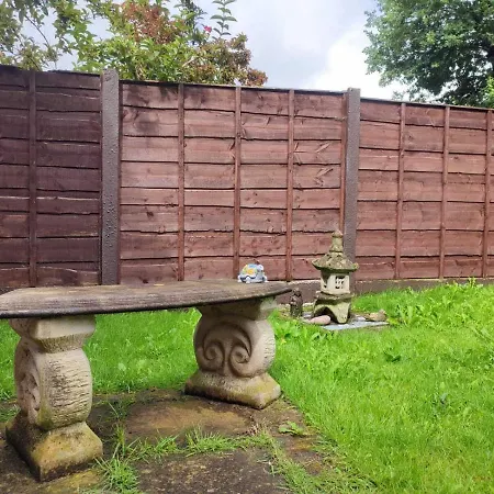 Serendipity - 4 Bedrooms - Big Garden - Near Manchester Airport, Whythenshawe Hospital And Roundthorn Business Park Esterno foto
