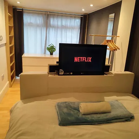 Serendipity - 4 Bedrooms - Big Garden - Near Manchester Airport, Whythenshawe Hospital And Roundthorn Business Park Esterno foto