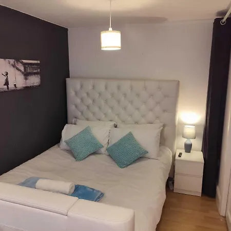 Serendipity - 4 Bedrooms - Big Garden - Near Manchester Airport, Whythenshawe Hospital And Roundthorn Business Park Esterno foto