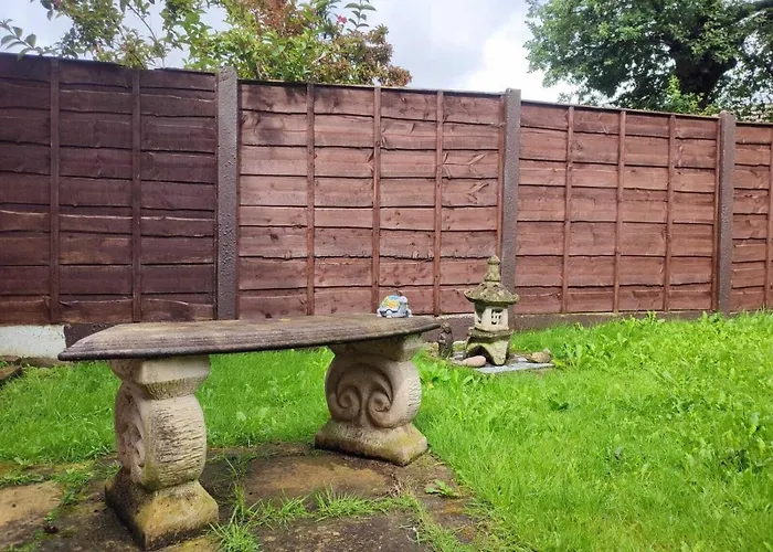 Serendipity - 4 Bedrooms - Big Garden - Near Manchester Airport, Whythenshawe Hospital And Roundthorn Business Park