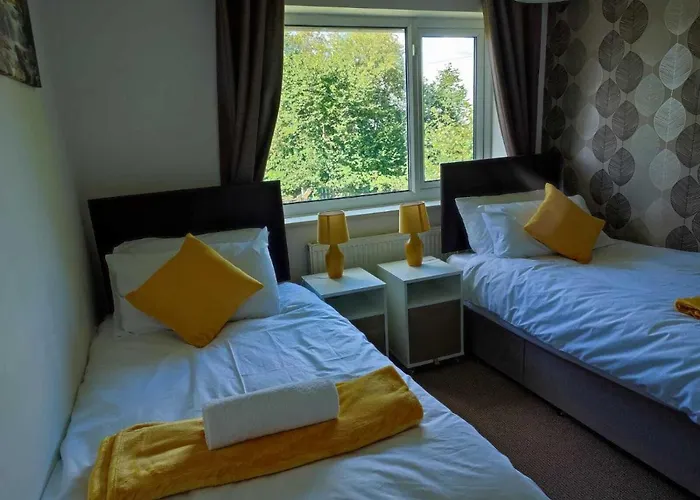 Serendipity - 4 Bedrooms - Big Garden - Near Manchester Airport, Whythenshawe Hospital And Roundthorn Business Park