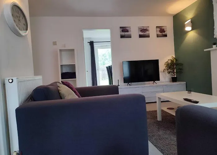 Serendipity - 4 Bedrooms - Big Garden - Near Manchester Airport, Whythenshawe Hospital And Roundthorn Business Park