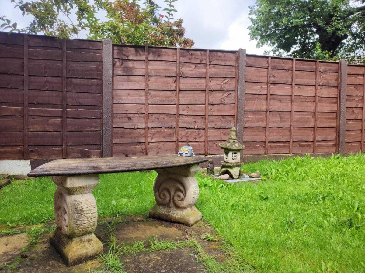 Serendipity - 4 Bedrooms - Big Garden - Near Airport, Whythenshawe Hospital And Roundthorn Business Park * Manchester