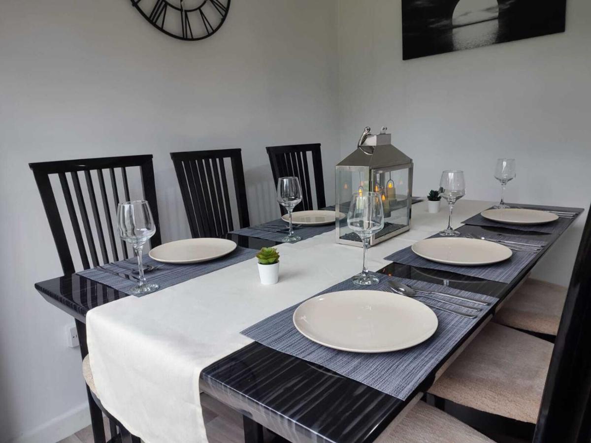 Serendipity - 4 Bedrooms - Big Garden - Near Airport, Whythenshawe Hospital And Roundthorn Business Park *
