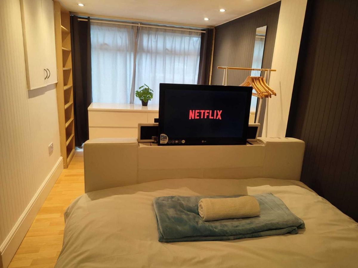 Serendipity - 4 Bedrooms - Big Garden - Near Airport, Whythenshawe Hospital And Roundthorn Business Park Casa vacanze Manchester