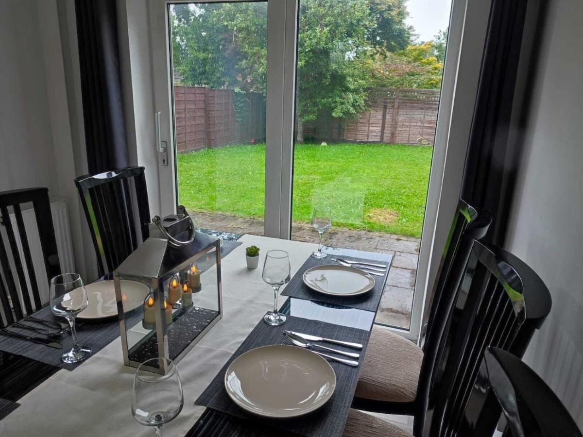 Serendipity - 4 Bedrooms - Big Garden - Near Airport, Whythenshawe Hospital And Roundthorn Business Park Casa vacanze