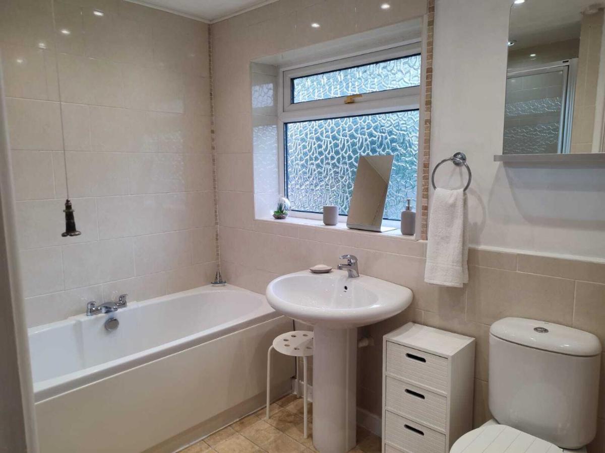 Casa vacanze Serendipity - 4 Bedrooms - Big Garden - Near Airport, Whythenshawe Hospital And Roundthorn Business Park Manchester