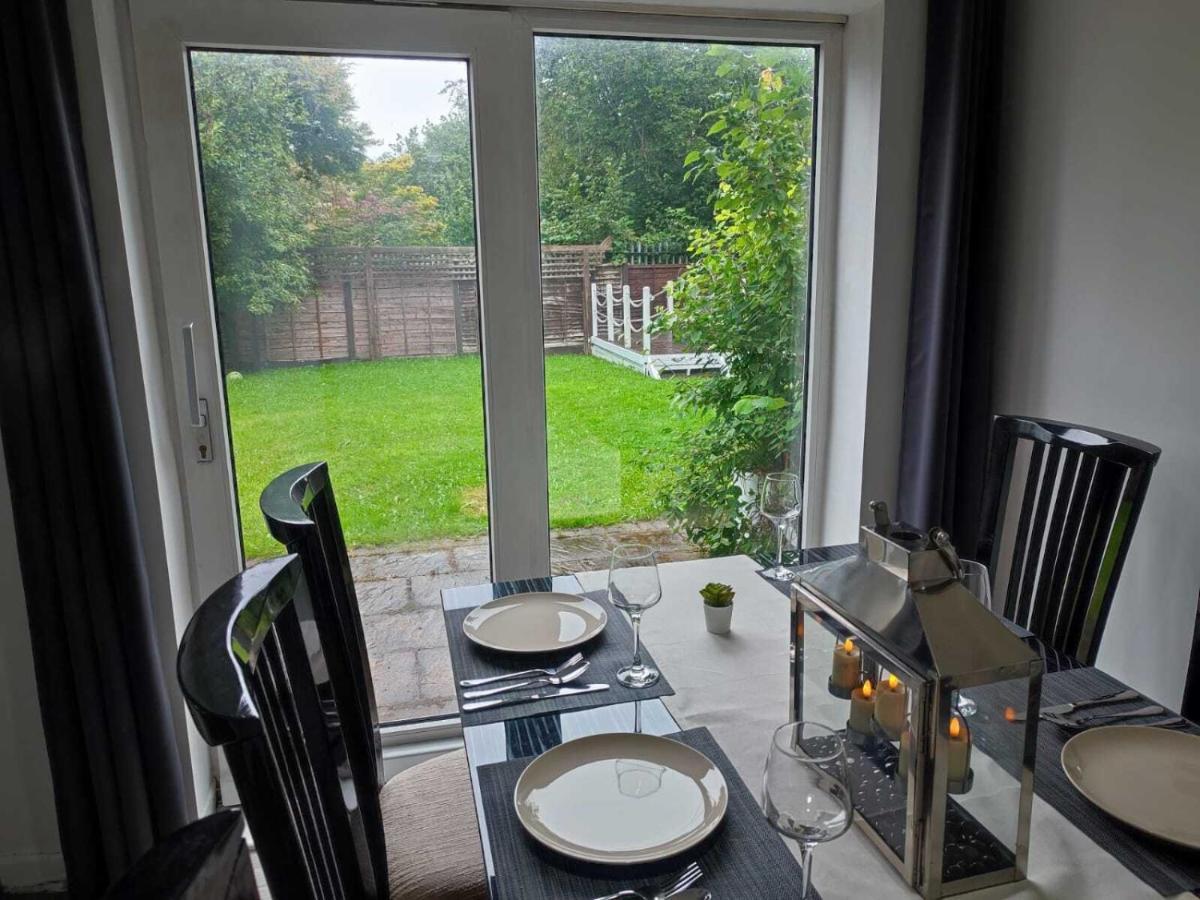 Serendipity - 4 Bedrooms - Big Garden - Near Airport, Whythenshawe Hospital And Roundthorn Business Park *