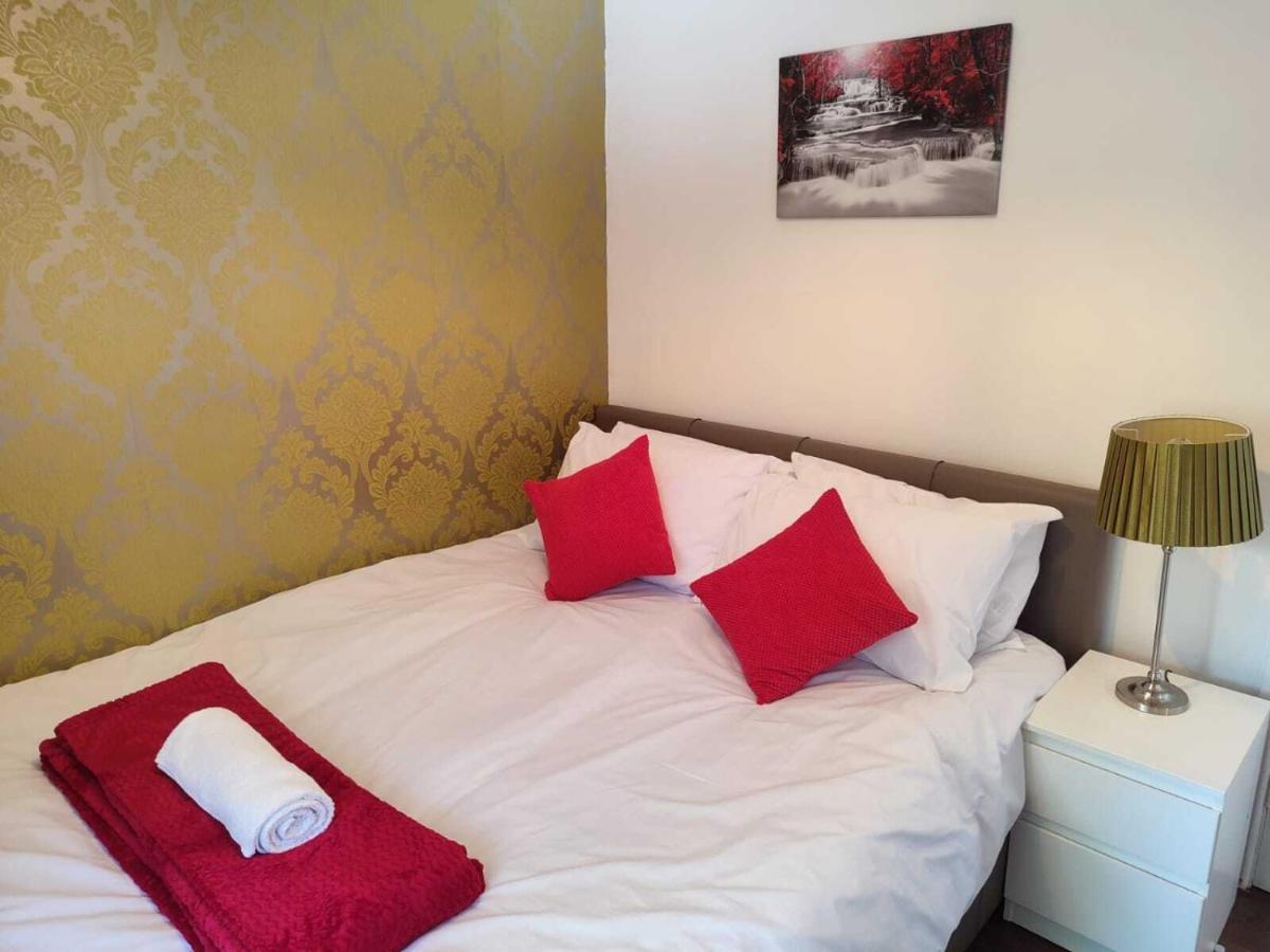 Serendipity - 4 Bedrooms - Big Garden - Near Airport, Whythenshawe Hospital And Roundthorn Business Park * Manchester