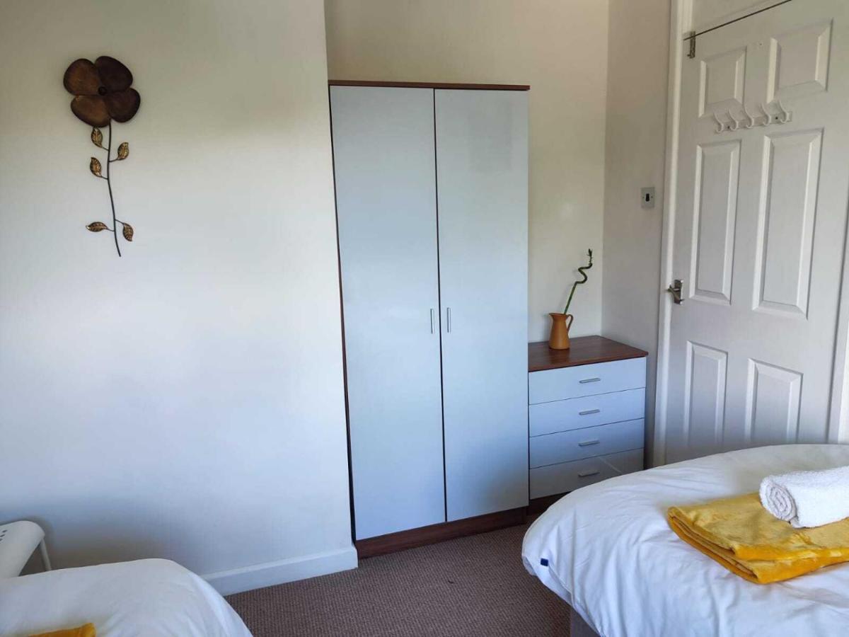 Serendipity - 4 Bedrooms - Big Garden - Near Airport, Whythenshawe Hospital And Roundthorn Business Park Manchester