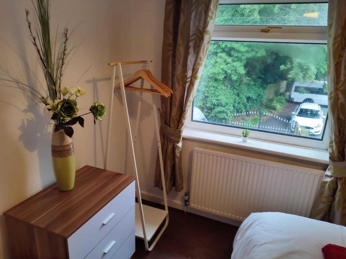 Serendipity - 4 Bedrooms - Big Garden - Near Airport, Whythenshawe Hospital And Roundthorn Business Park *