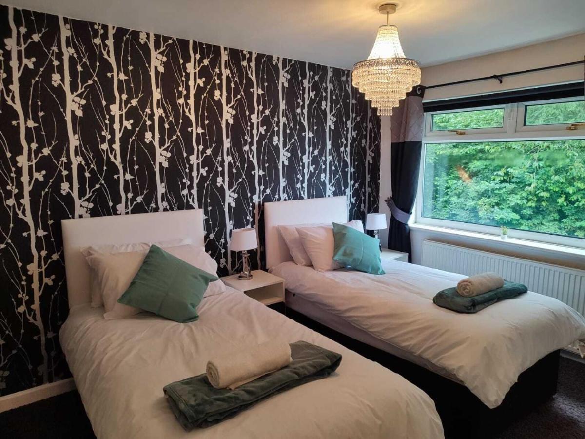 Serendipity - 4 Bedrooms - Big Garden - Near Airport, Whythenshawe Hospital And Roundthorn Business Park * Manchester