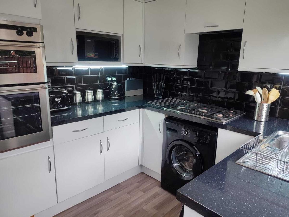 Serendipity - 4 Bedrooms - Big Garden - Near Airport, Whythenshawe Hospital And Roundthorn Business Park Casa vacanze Manchester
