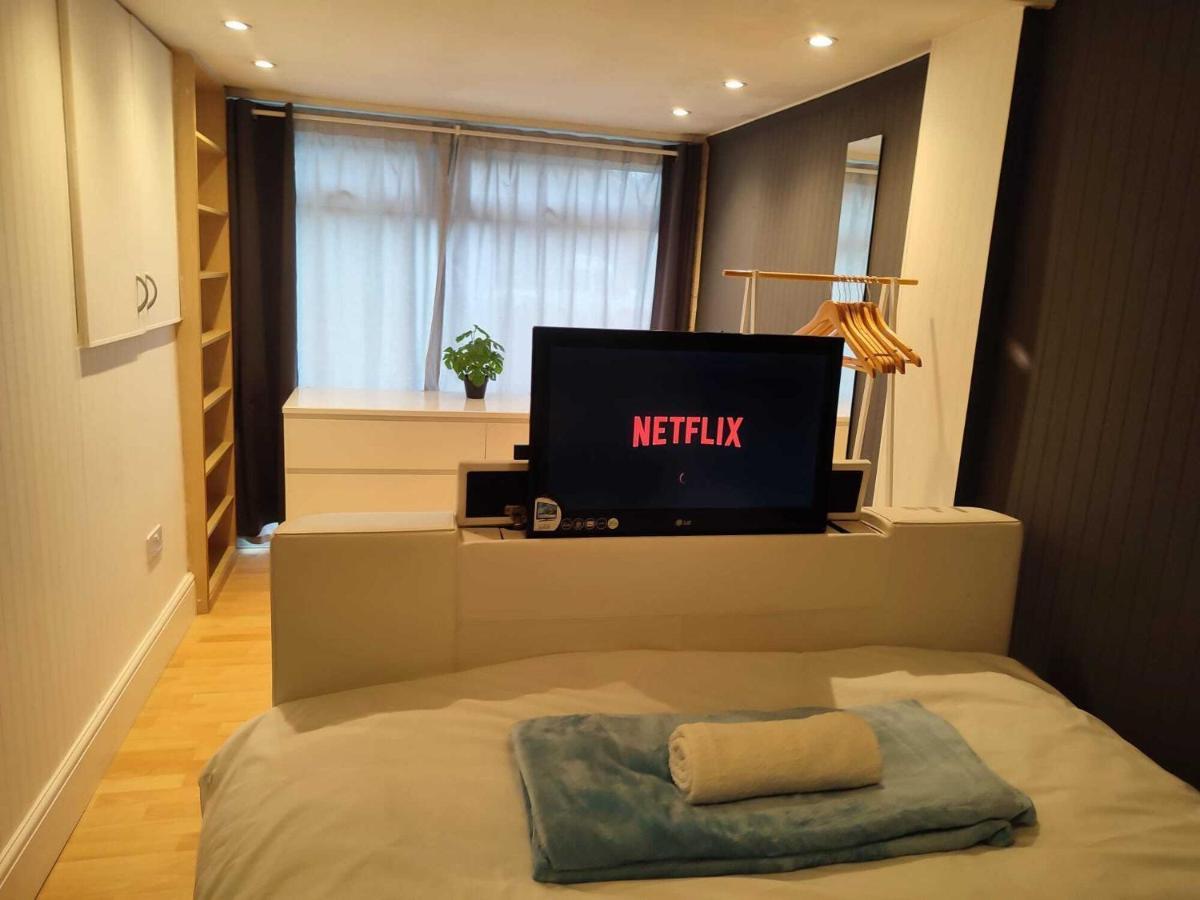 Serendipity - 4 Bedrooms - Big Garden - Near Airport, Whythenshawe Hospital And Roundthorn Business Park Casa vacanze Manchester