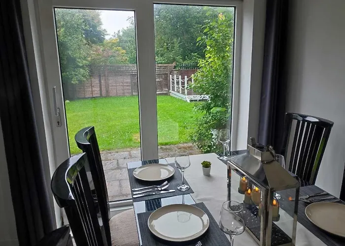 Serendipity - 4 Bedrooms - Big Garden - Near Manchester Airport, Whythenshawe Hospital And Roundthorn Business Park