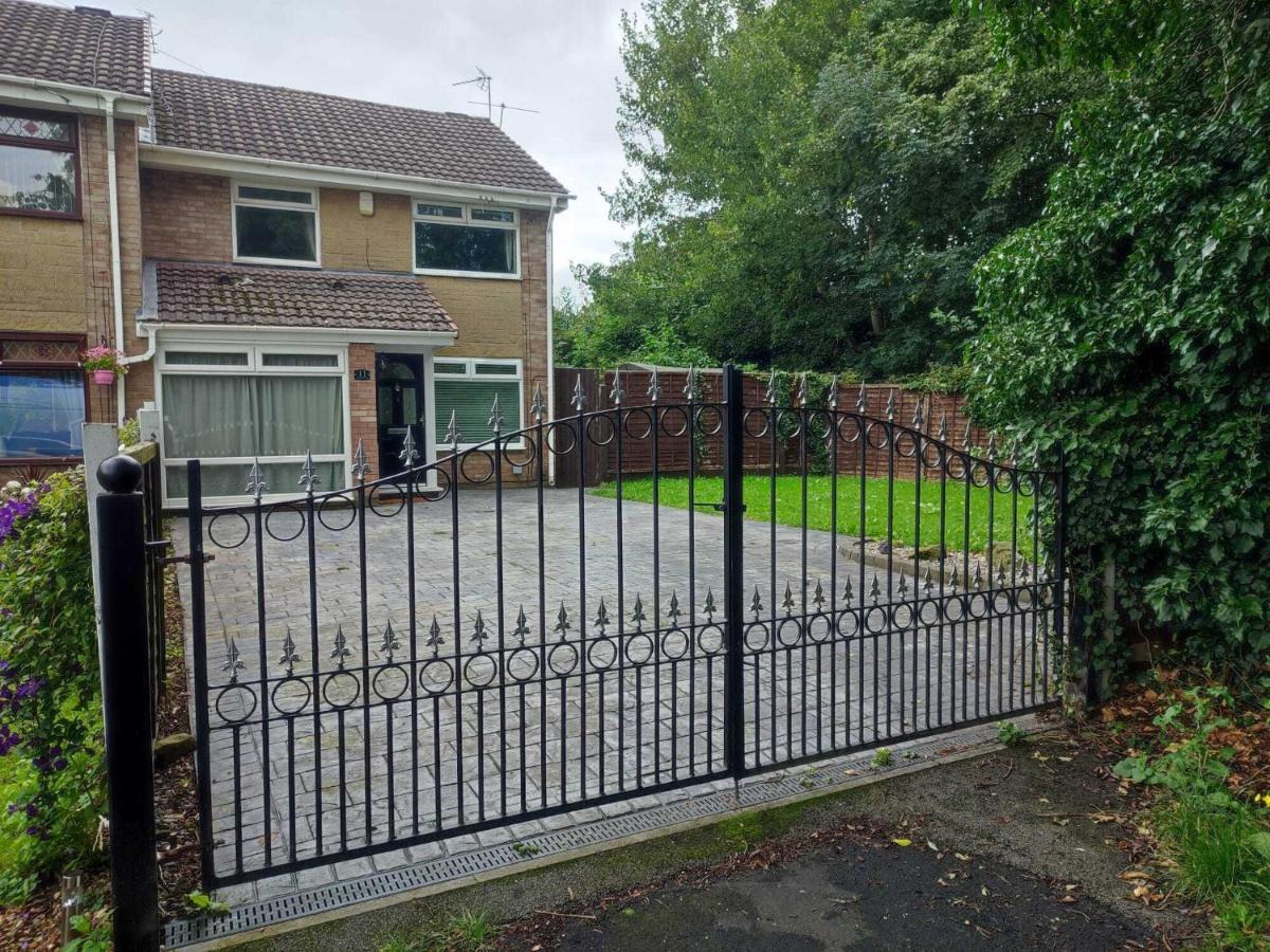 Serendipity - 4 Bedrooms - Big Garden - Near Airport, Whythenshawe Hospital And Roundthorn Business Park * Manchester
